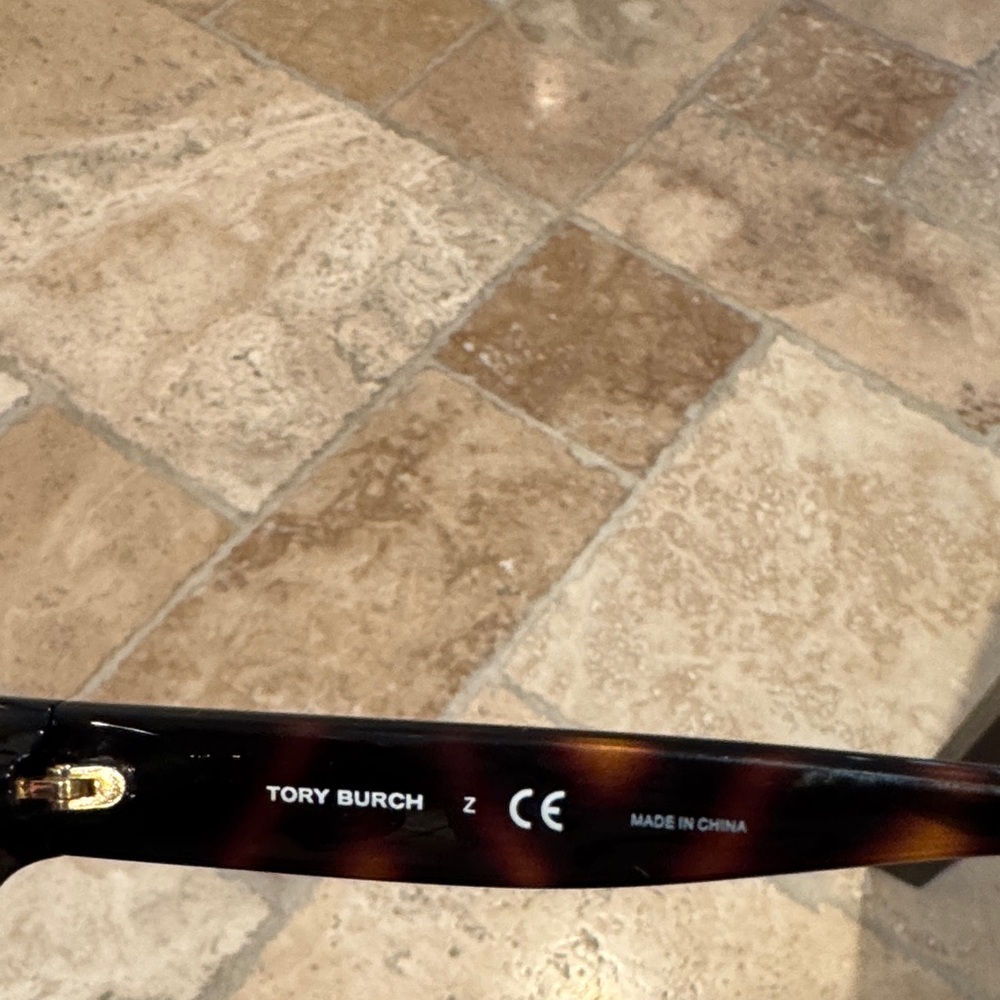 Tory Burch Orange Wallet and Sunglasses Set - Picture 4 of 9